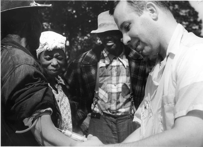 Doctor sacando sangre durante las pruebas a uno de los pacientes. Wikimedia Commons